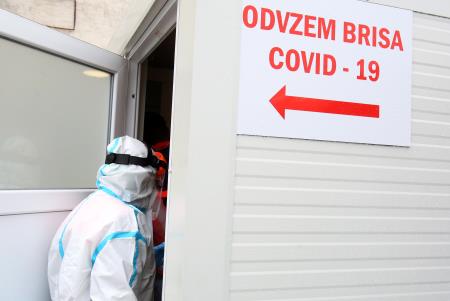 TESTIRANJE ZA  COVID 19 ZD CERKNICA 08 FOTO LJUBO VUKELIČ